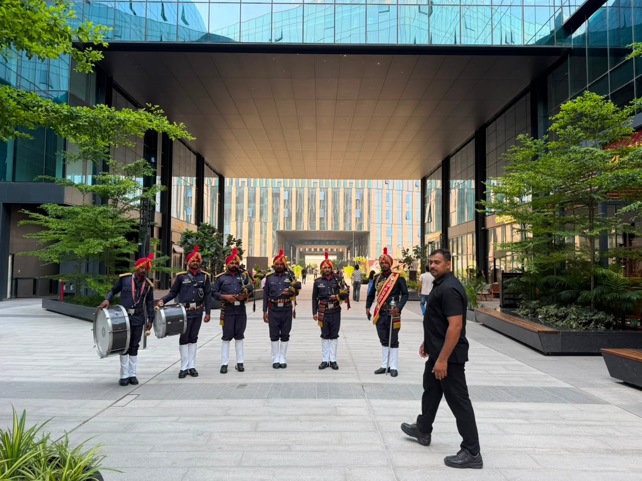 Band formation under modern architecture